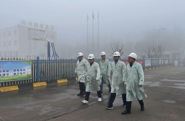 中陜核集團副總經(jīng)理胡剛一行到華浩軒公司檢查指導(dǎo)工作