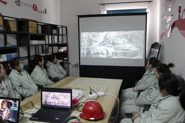 華浩軒工會組織職工觀看紅色主題電影《浴血無名川》