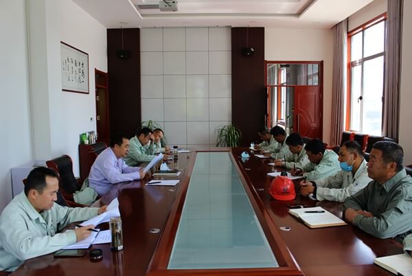 華浩軒公司召開危險(xiǎn)化學(xué)品企業(yè)特殊作業(yè)和反“三違”安全工作...