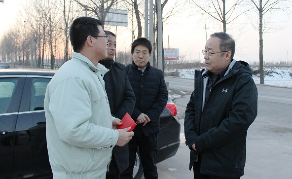 永壽縣縣委常委、副縣長屈春生春節(jié)前到華浩軒公司走訪慰問縣...